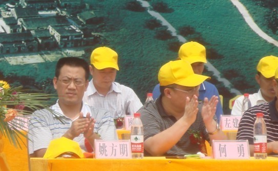 廣西新港灣公司副總經(jīng)理姚方明、生產(chǎn)副總經(jīng)理廖烈宏在會(huì
